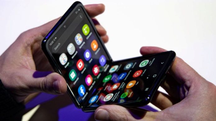 Foldable Phones: A Game-Changer or a Gimmick? Exploring the Pros and Cons
